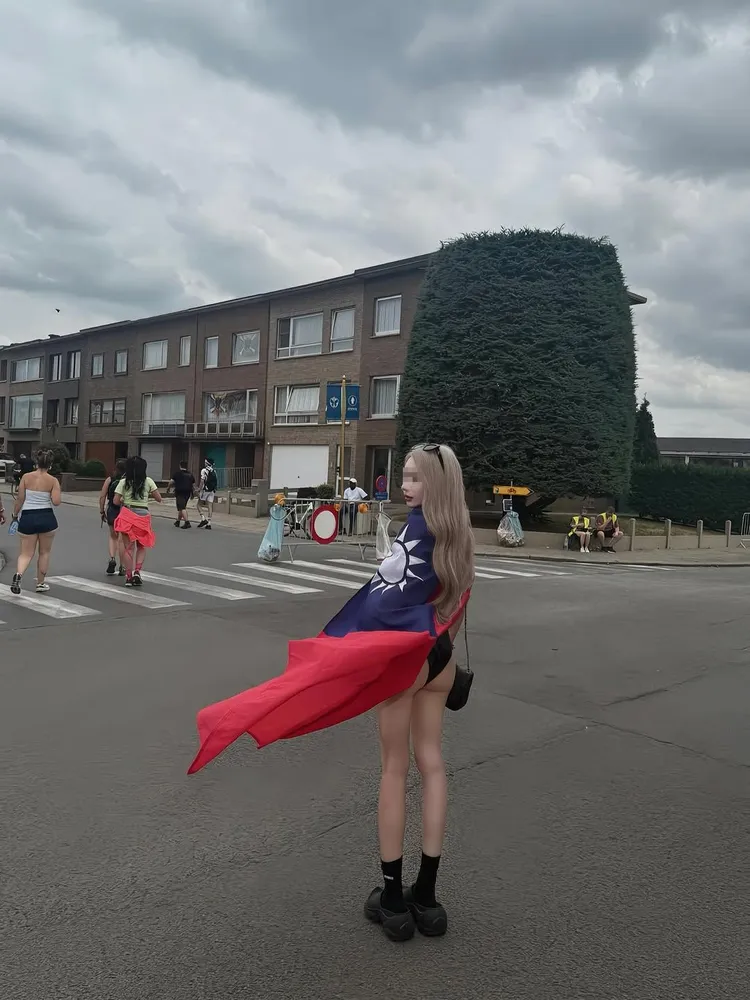 潘女在國外披國旗秀出好身材。翻攝潘女IG