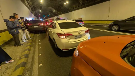 國3嘉義蘭潭隧道8車追撞釀1傷　未保持安全距離肇禍