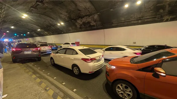 8輛自小客車在隧道內撞成一團。民眾提供