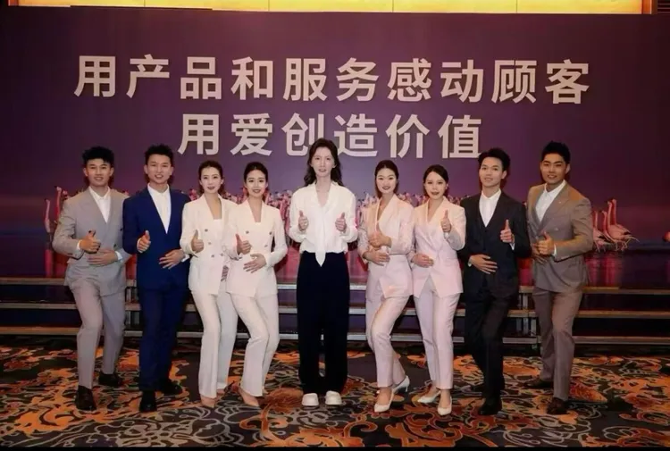 羅昊（中）形象大轉變。翻攝夢遊啊小紅書