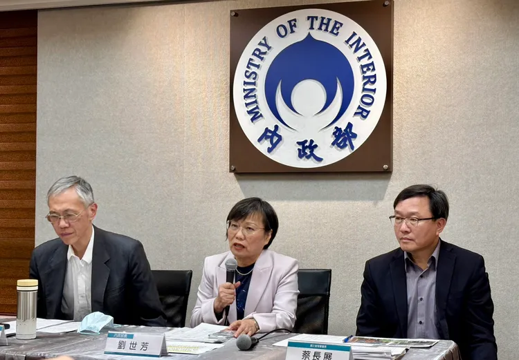 內政部法制處長鄭信偉、內政部長劉世芳、國土署長蔡長展。邱筠媜攝