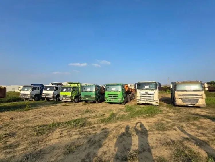 檢方查扣盜採砂石大貨車。資料照片