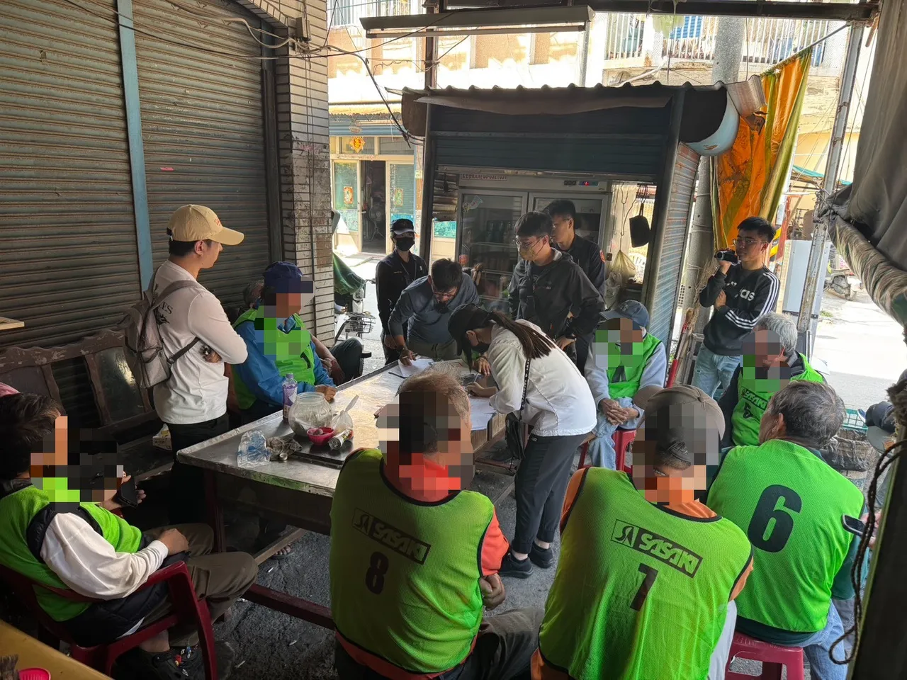 東港警方檳榔攤抓賭博。翻攝畫面