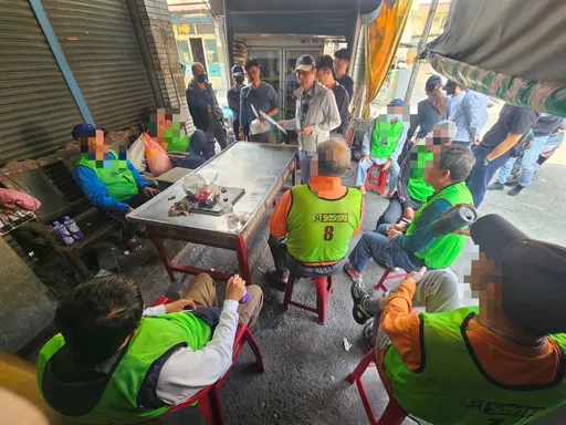 東港警年前掃賭　檳榔攤賭場逮9人