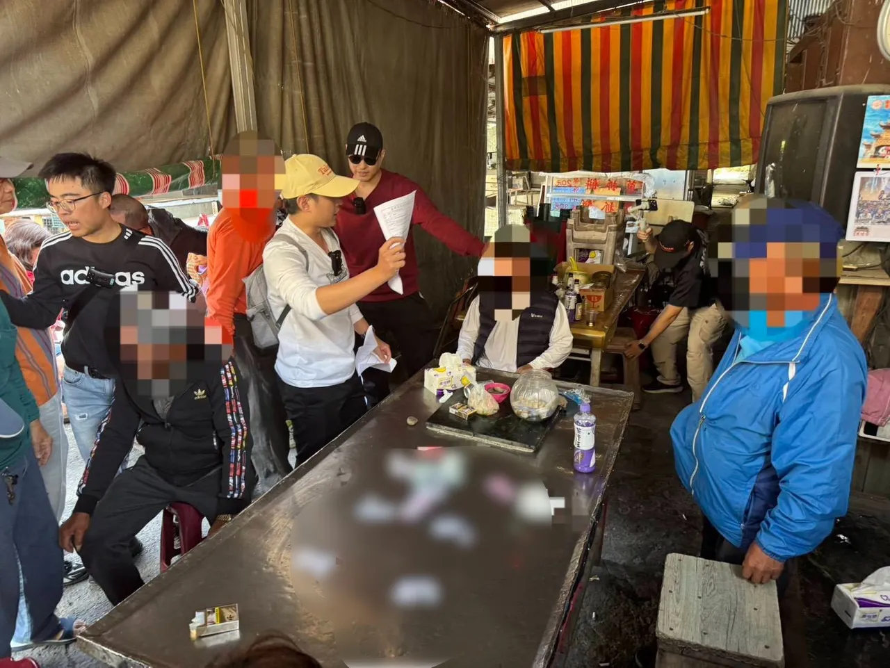 東港警方檳榔攤抓賭博。翻攝畫面