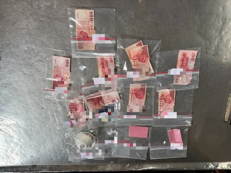 東港警方檳榔攤抓賭博。翻攝畫面