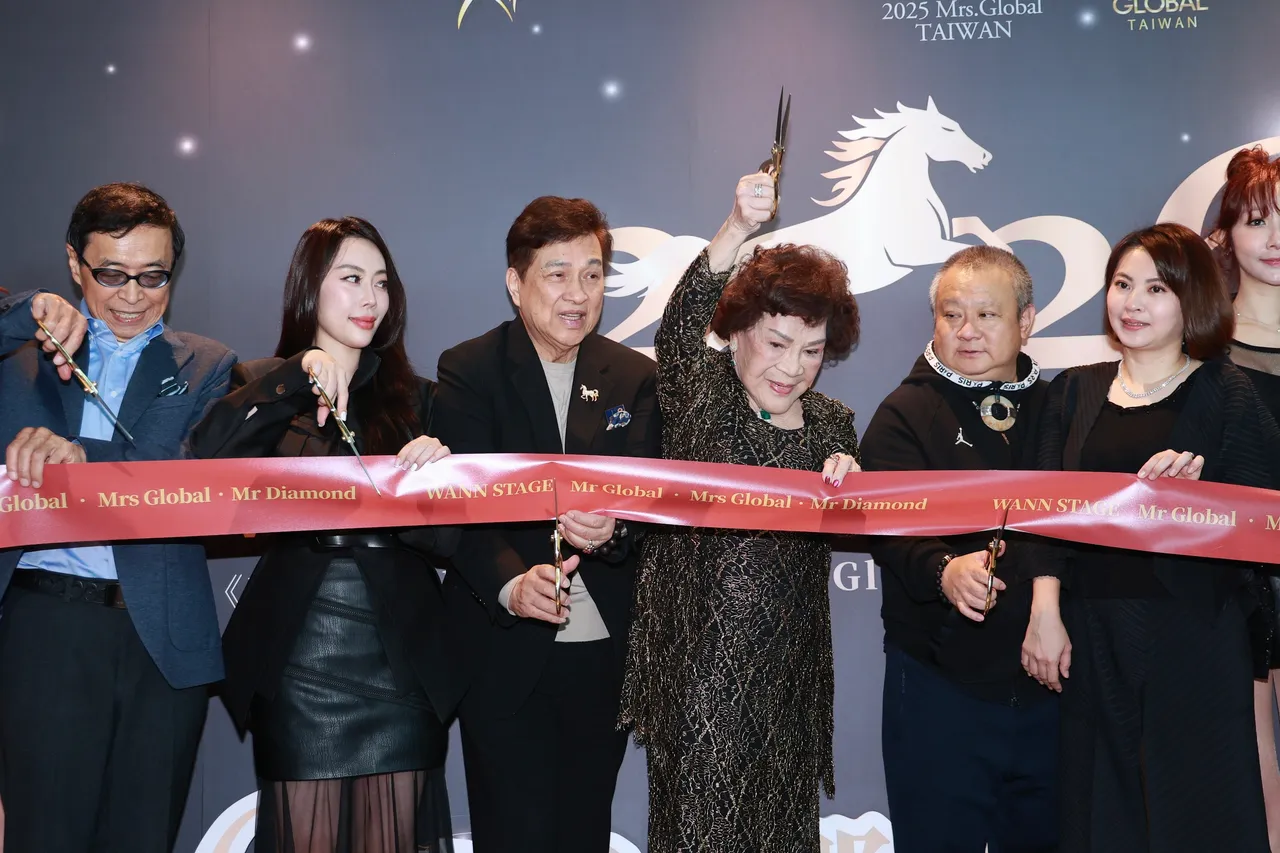 阿姑（中）開心剪綵。攝影中心攝