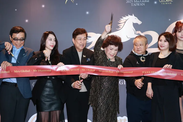 阿姑（中）開心剪綵。攝影中心攝