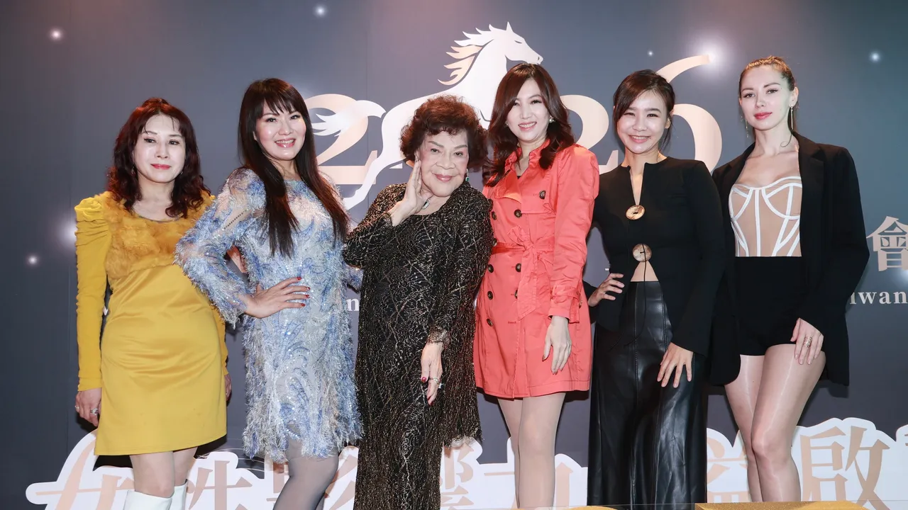 阿姑（左三）和廖家儀（左四）與一票年輕貌美佳麗一起合影。攝影中心攝