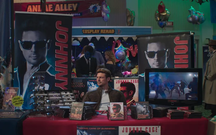 由卡爾艾本飾演新登場的角色強尼凱吉。華納兄弟提供