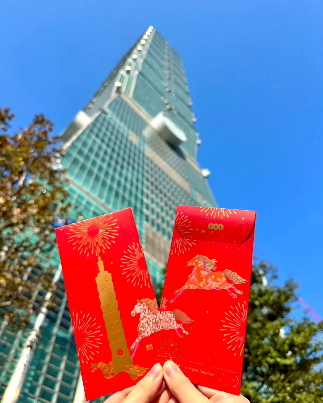 台北101觀景台推出「國人走春優惠套票」，送台北101紅包袋。台北市觀傳局提供