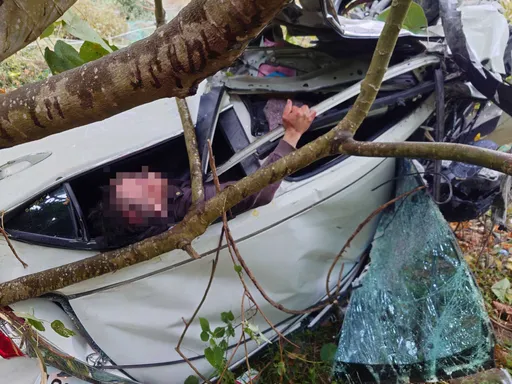 南迴公路汽車墜30米深谷　警消垂降救出51歲駕駛