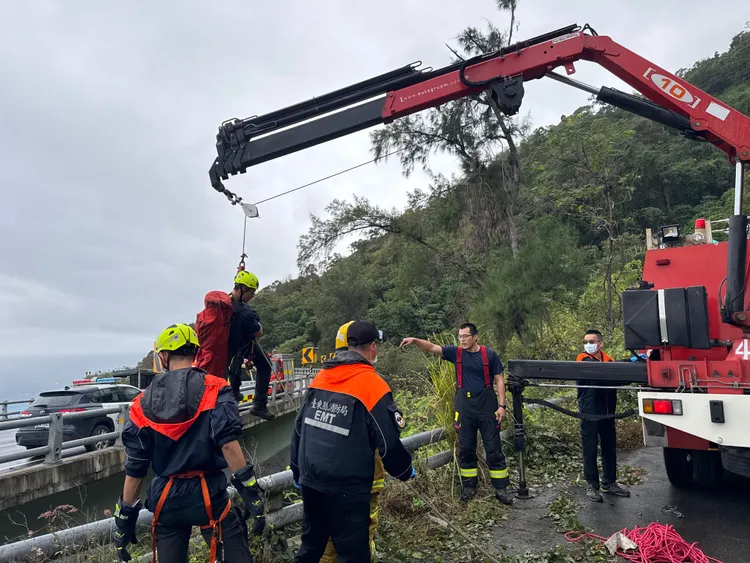 警消垂降深谷將受困駕駛救出。消防局提供
