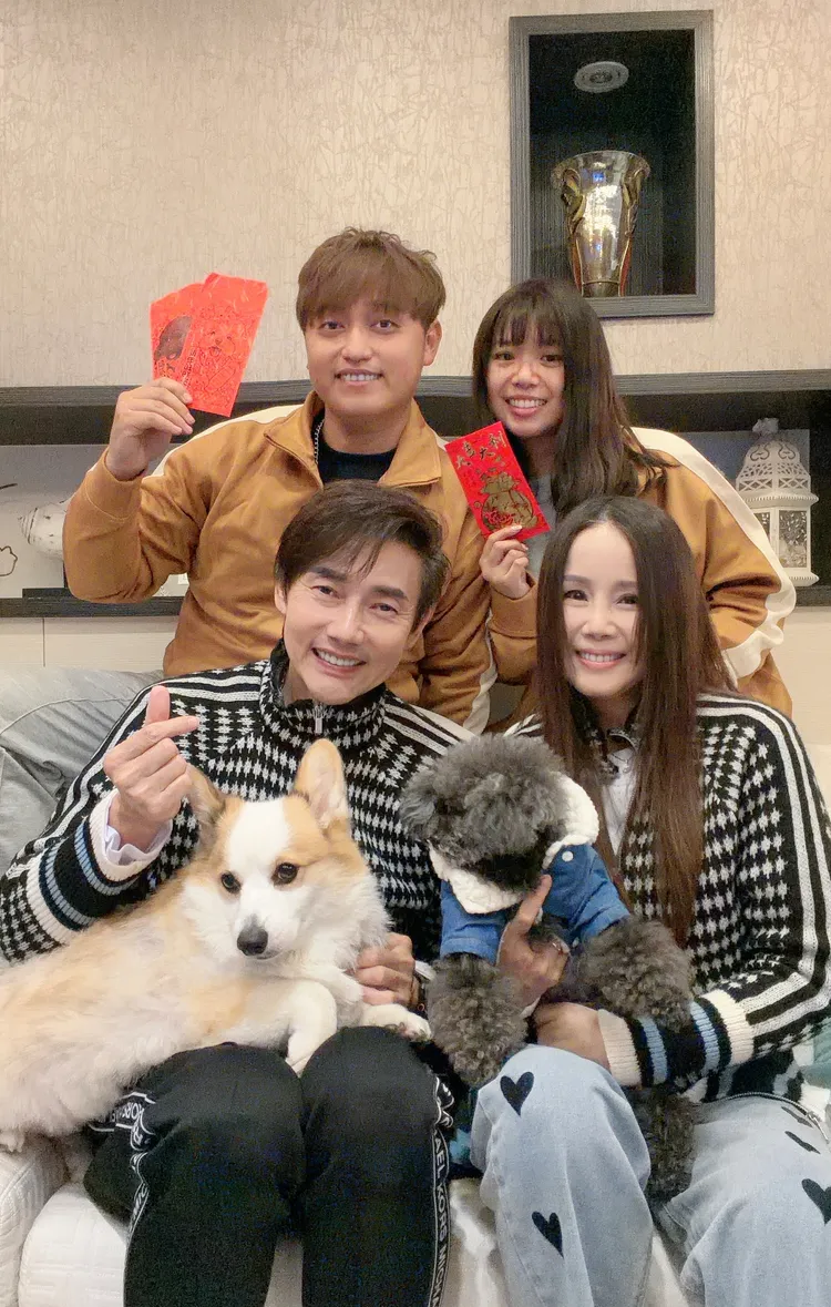 包偉銘除夕全家團圓在一起。翰森娛樂提供