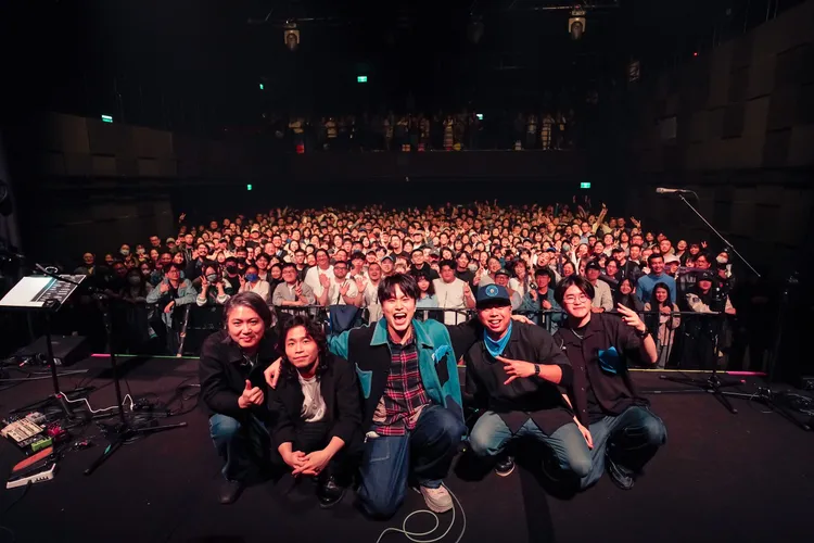 陳以恆（中）首度大型個唱，以音樂直面情緒的創作立場。持之音提供