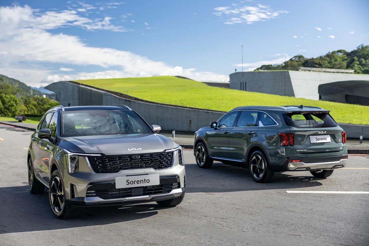 「2026 最佳性價比汽車獎」（2026 Best Cars for the Money Awards）獎項中，Kia Sorento拿下「最佳中型三排座 SUV」、其中Kia Sorento Hybrid車型更獲得「最佳中型油電混合 SUV」獎項。業者提供