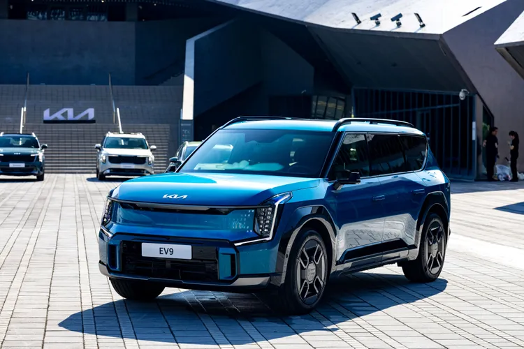 Kia榮獲「2026 最佳性價比汽車獎」（2026 Best Cars for the Money Awards）7座獎項，其中Kia EV9拿下「最佳中型電動 SUV」的殊榮。業者提供