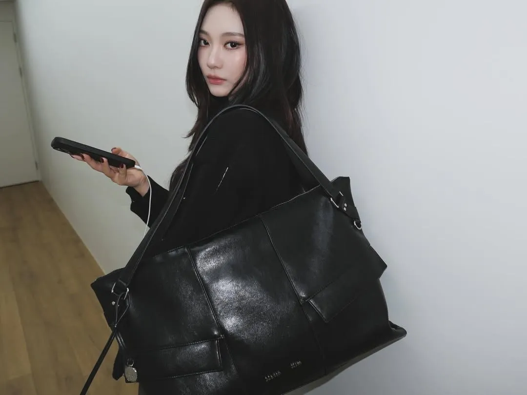 Ningning拎起超大容量的WIDE NEMO肩背包。翻攝Ningning IG