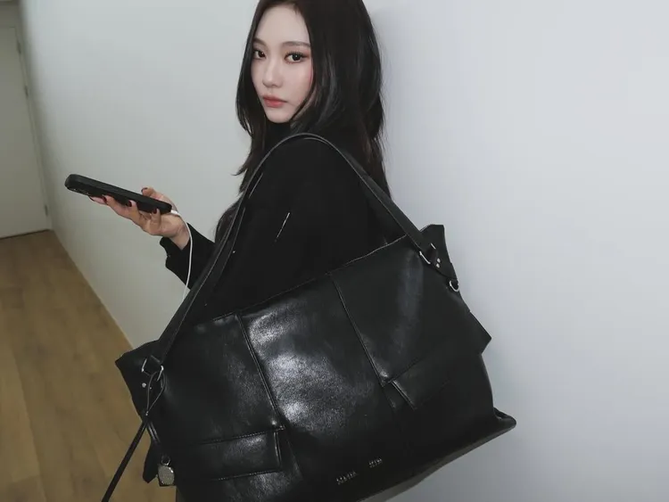 Ningning拎起超大容量的WIDE NEMO肩背包。翻攝Ningning IG