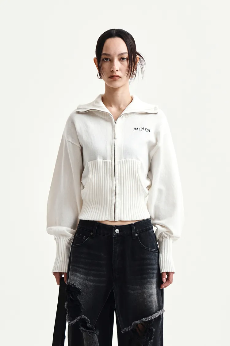 Matin Kim高領刺繡LOGO拉鍊外套，5290元。品牌提供