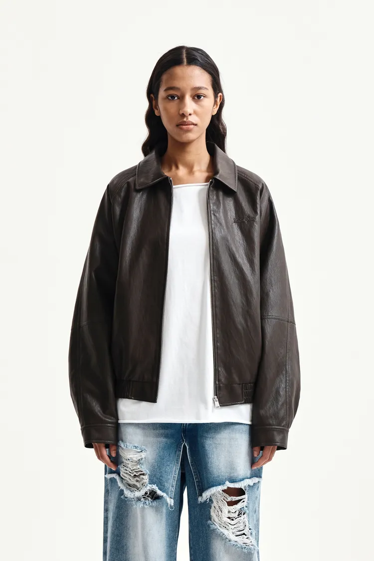 Matin Kim小LOGO皮革拉鍊外套，8000元。品牌提供