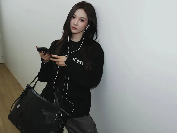 Ningning身上的灰色工裝褲、有線耳機都演繹出帶有復古氣息的街頭穿搭。翻攝Ningning IG