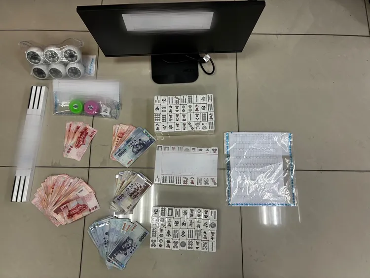 警方查扣麻將等證物。翻攝畫面