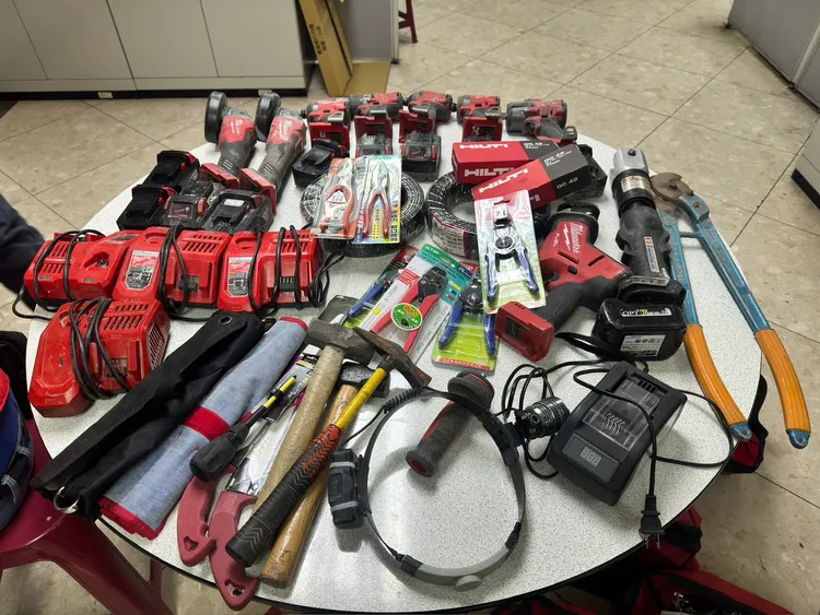 李嫌趁黑夜掩護，潛入工地內搜刮施工器材、工具。翻攝畫面