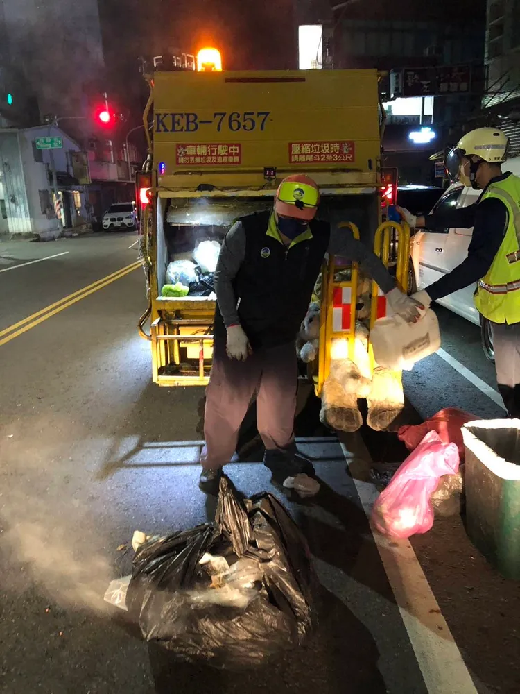 民眾將鋰電池丟入垃圾車，造成冒煙，差點引起火警。翻攝畫面