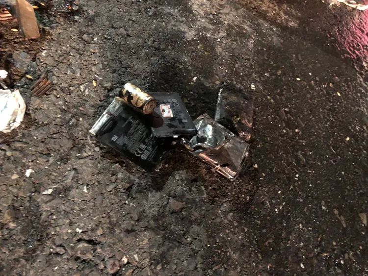 民眾將鋰電池丟入垃圾車，造成冒煙，差點引起火警。翻攝畫面