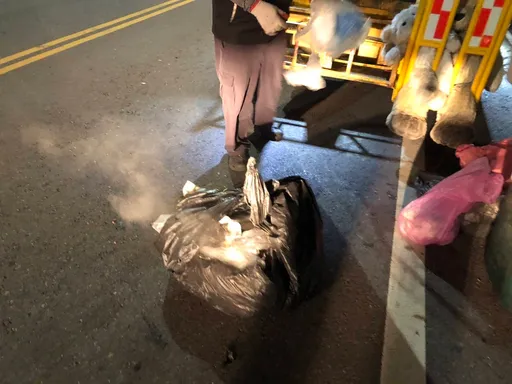 垃圾車冒煙！清潔隊急倒出垃圾滅火　竟是這原因