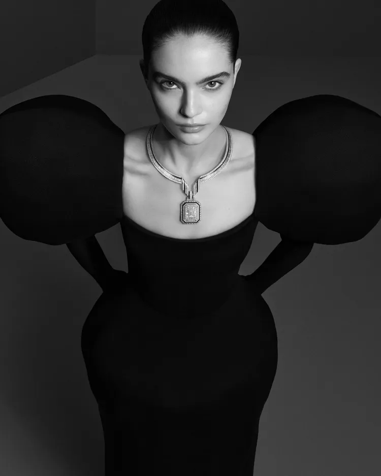 The Address鋪鑽項鍊，白金材質、黑漆飾邊，吊墜中央鑲嵌一顆10.01克拉的祖母綠形切割鑽石，工時1107小時。品牌提供