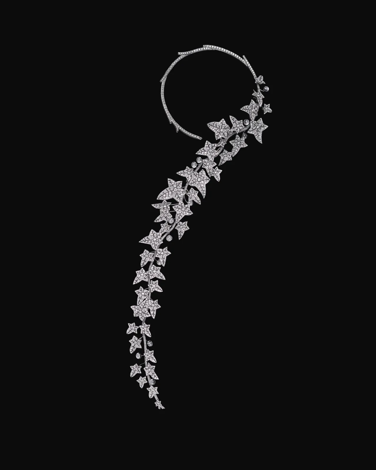 The Untamed鋪鑽項鍊，白金材質，工時2600小時。品牌提供