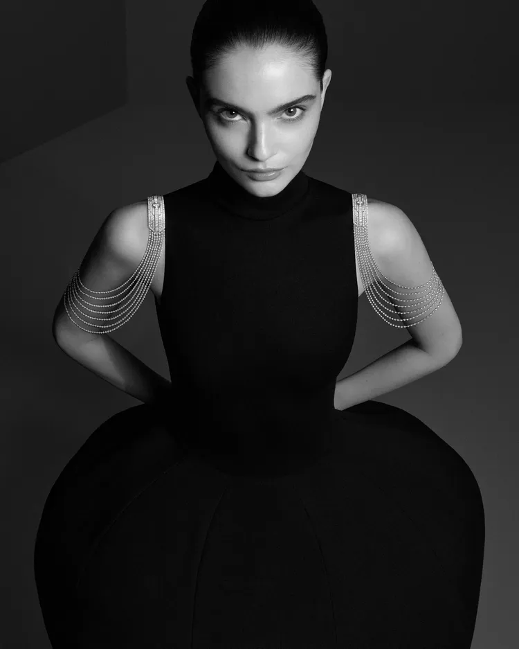 The Silhouette鋪鑽項鍊，白金材質，鏈節由超過七公尺的包鑲鑽石構成，涵蓋逾 2500 顆圓形切割鑽石，工時1652小時。品牌提供