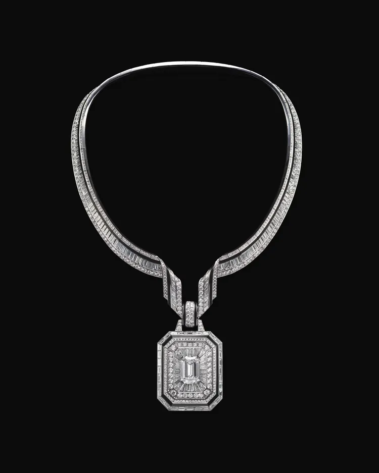 The Address鋪鑽項鍊，白金材質、黑漆飾邊，吊墜中央鑲嵌一顆10.01克拉的祖母綠形切割鑽石，工時1107小時。品牌提供