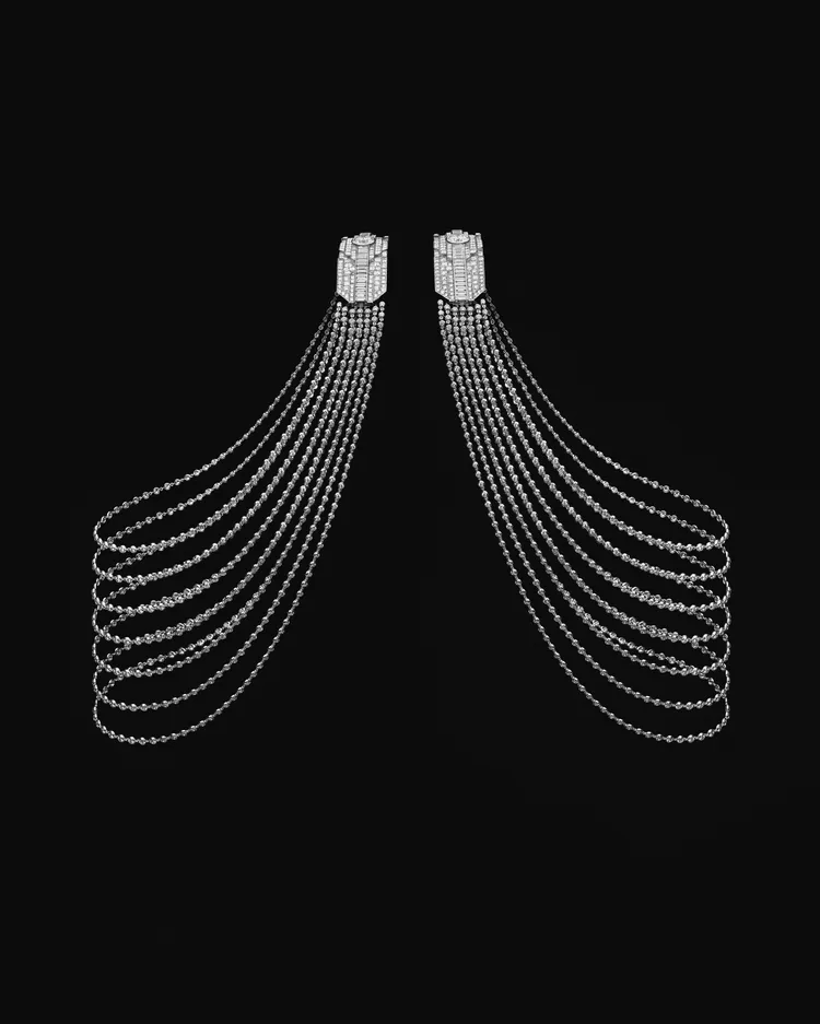 The Silhouette鋪鑽項鍊，白金材質，鏈節由超過七公尺的包鑲鑽石構成，涵蓋逾 2500 顆圓形切割鑽石，工時1652小時。品牌提供