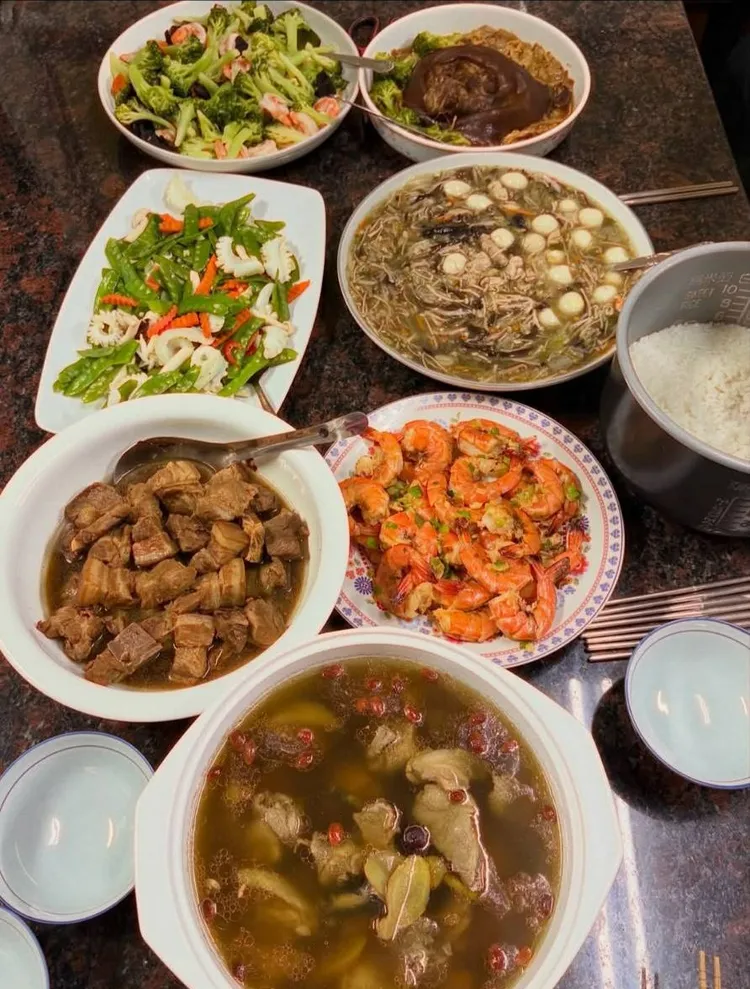 昨除夕，小嫻父女到叔叔嬸嬸家吃年夜飯。翻攝小嫻臉書