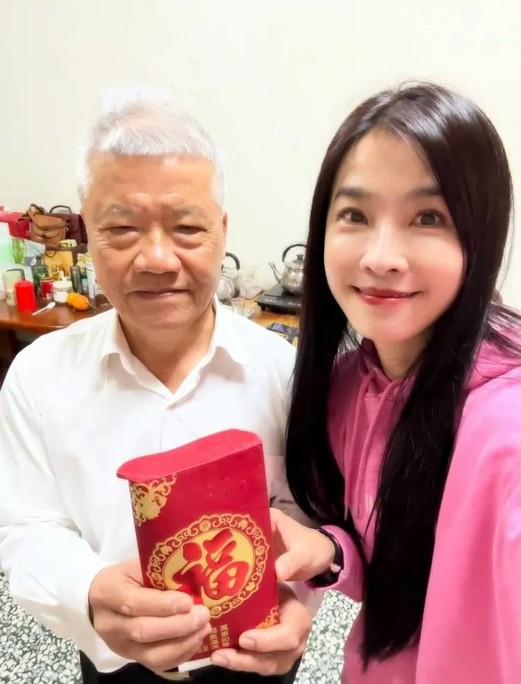 小嫻（右）包給爸爸大紅包。翻攝小嫻臉書