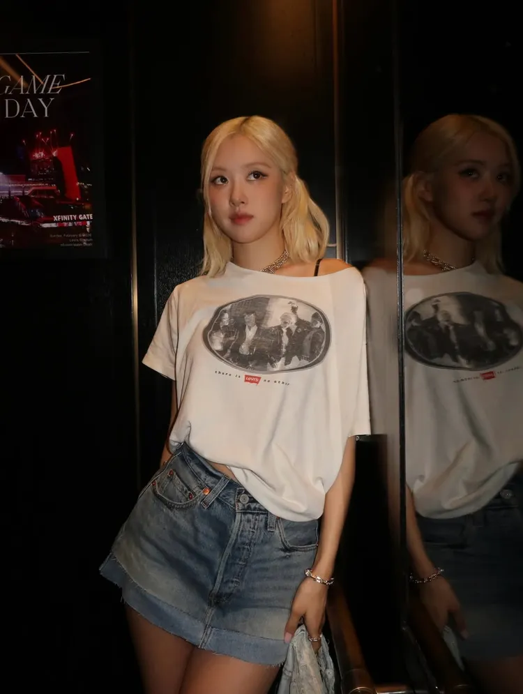 ROSÉ穿著Levi’s短裙、T恤。翻攝ROSÉ IG