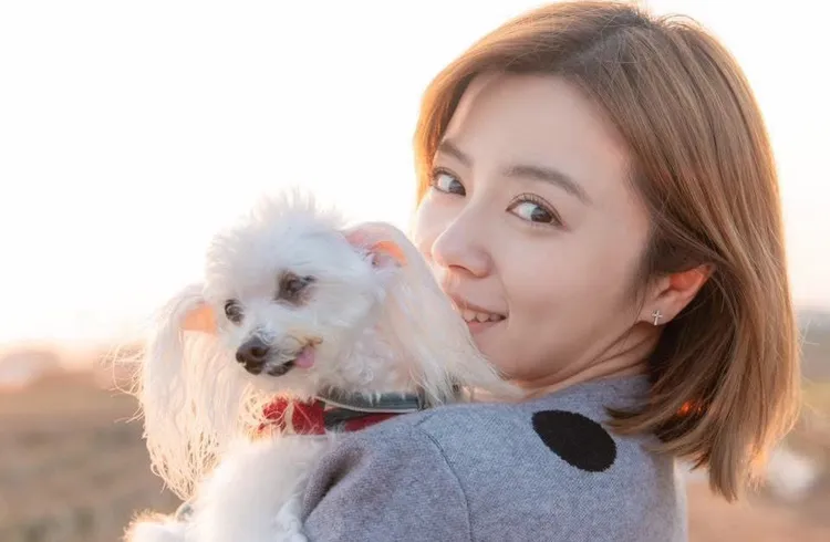 王瞳費盡心思照顧愛犬。王思穎攝