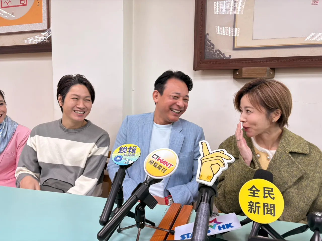 王瞳（右起）與胡鴻達都有重要的家人需要照護，左為黃少谷。王思穎攝