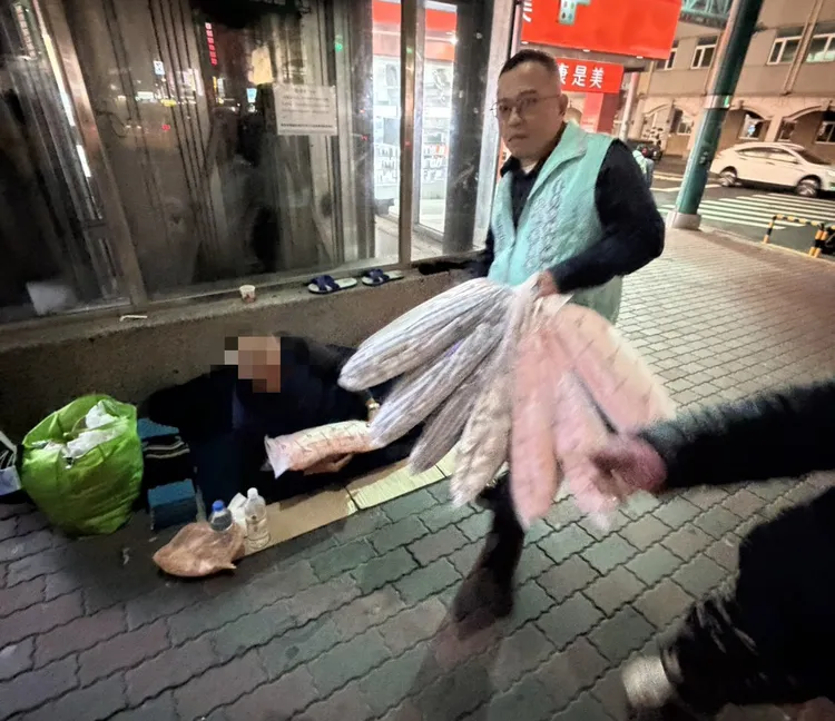 這次共募集百條棉被、毛毯等，分送給遊民禦寒。舍哥提供