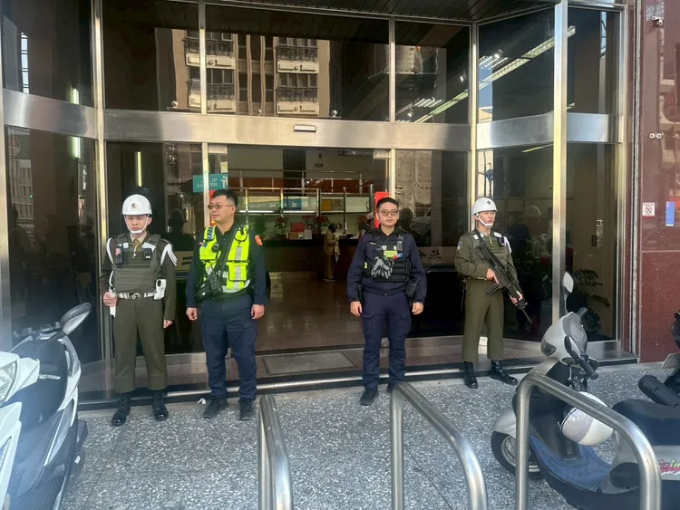 憲警威武！台中民眾安心存提款。翻攝畫面