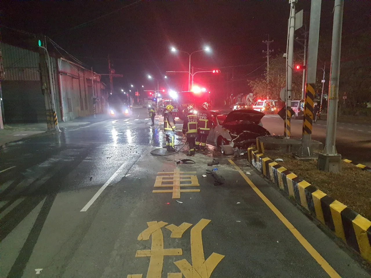 陳男開車不明原因自撞分隔島。民眾提供