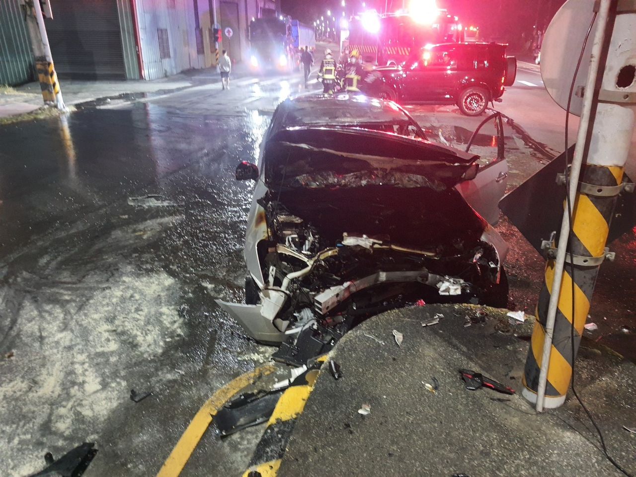 開車自撞分隔島起火燃燒 台中25歲男傷重不治