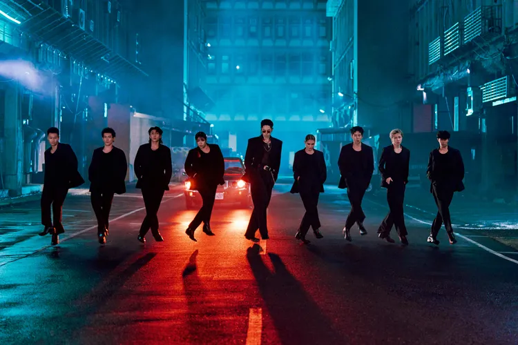 吳建豪率舞者在午夜空巷跳排舞，充滿復古氛圍。相信音樂提供