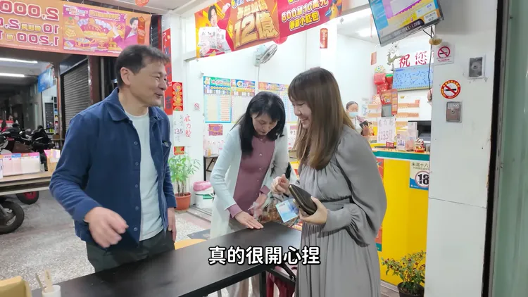 Mana的母親最後再檢查並清楚殘留的碎屑。翻攝自「我是Mana」YouTube