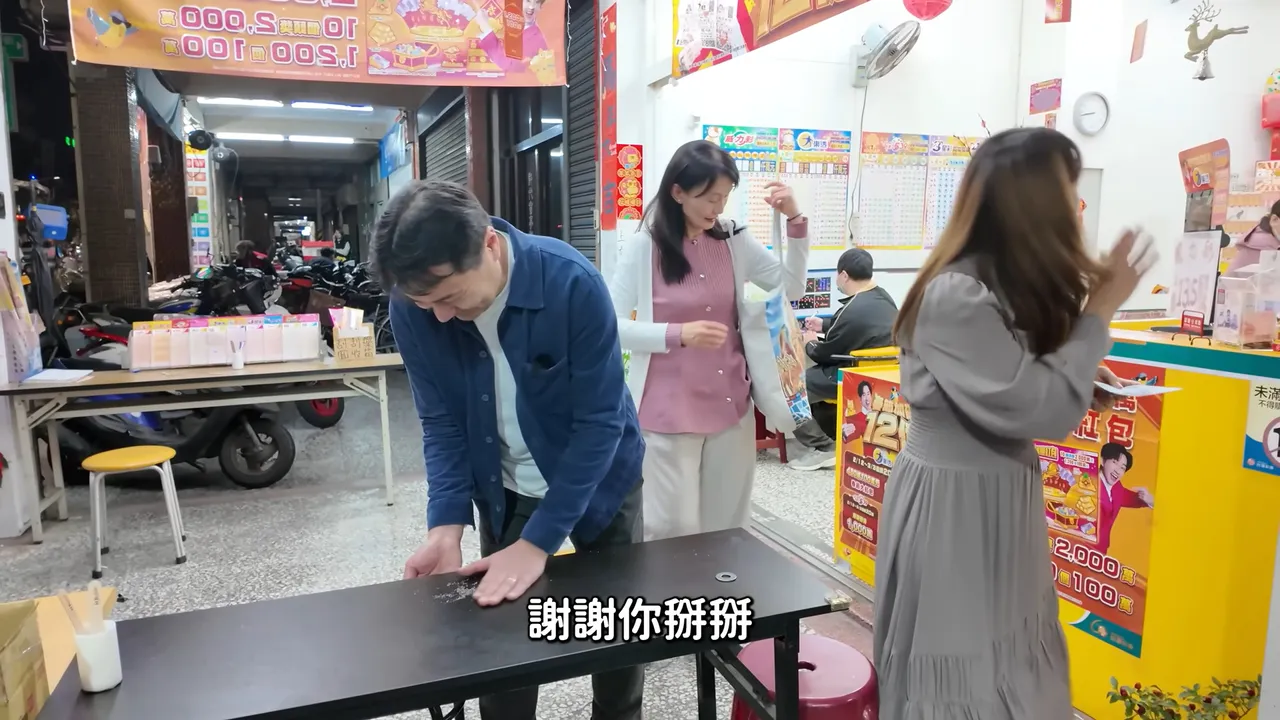 Mana的父親清理刮刮樂後的桌上碎屑。翻攝自「我是Mana」YouTube