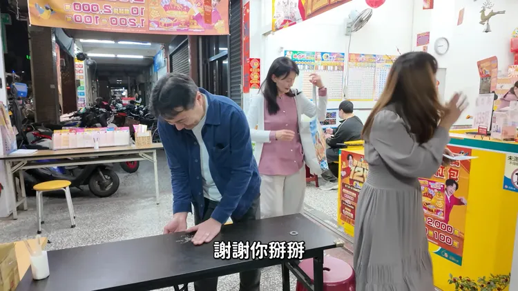 Mana的父親清理刮刮樂後的桌上碎屑。翻攝自「我是Mana」YouTube