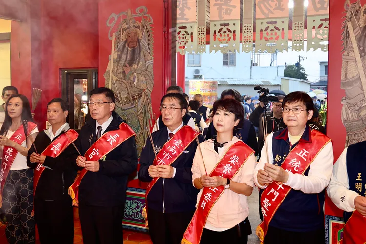台南市長黃偉哲、立委陳亭妃等人祈福參拜。南市府提供